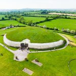 Newgrange, ein prähistorisches Denkmal aus der Jungsteinzeit, befindet sich in der Grafschaft Meath, Irland. ©MNStudio@ AdobeStock
